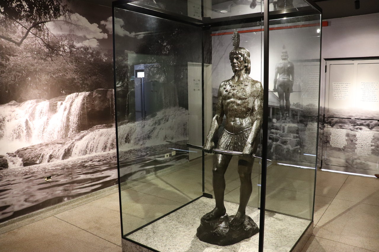 Foto do perfil direto da estátua de bronze do indío