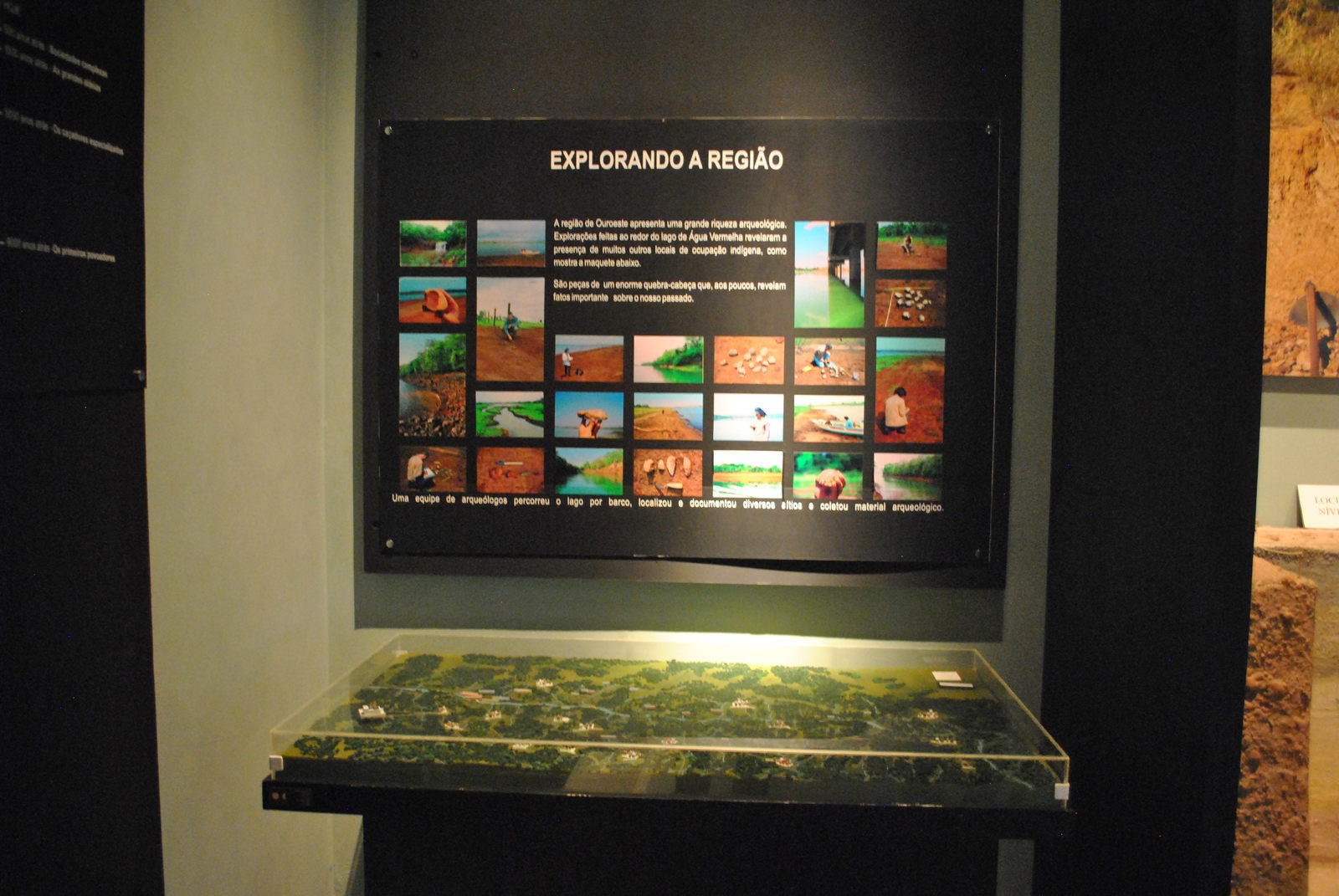 Foto com quadro que ilustra um pouco sobre a região, e uma maquete da região da cidade de Ouroeste, onde fica localizado o museu Água Vermelha